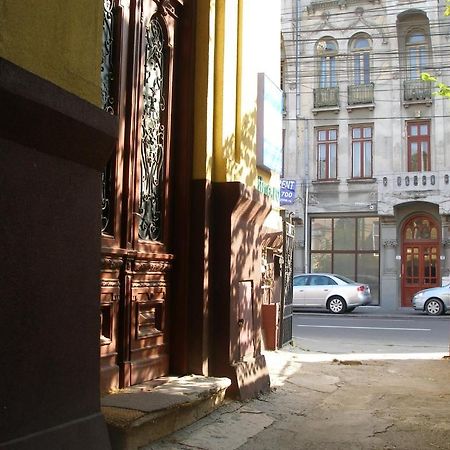 Kretan Hostel Bukarest Exteriör bild