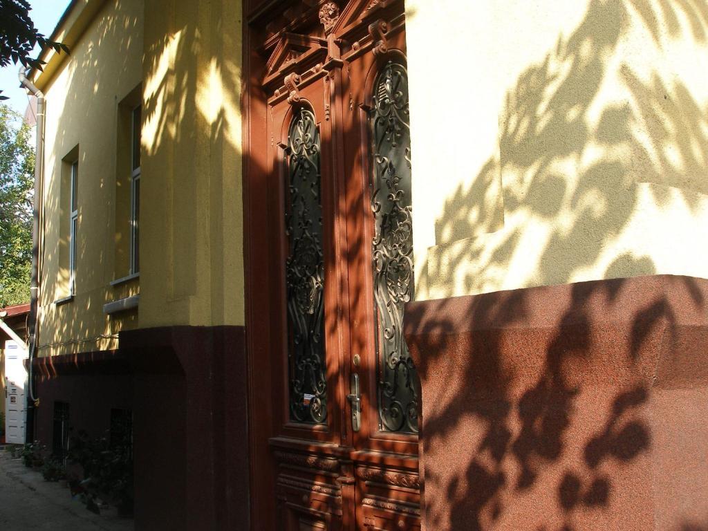Kretan Hostel Bukarest Exteriör bild