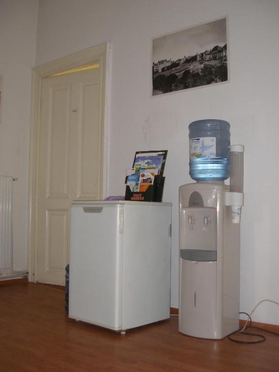 Kretan Hostel Bukarest Exteriör bild