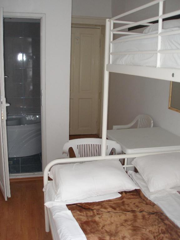 Kretan Hostel Bukarest Rum bild