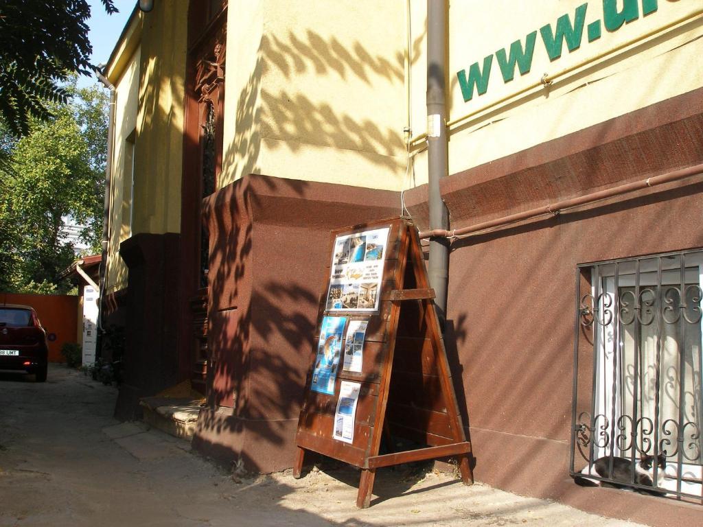 Kretan Hostel Bukarest Exteriör bild