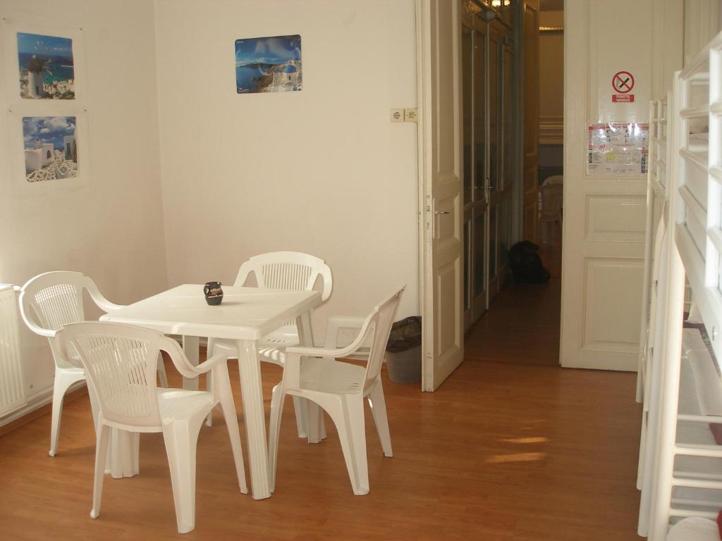 Kretan Hostel Bukarest Exteriör bild