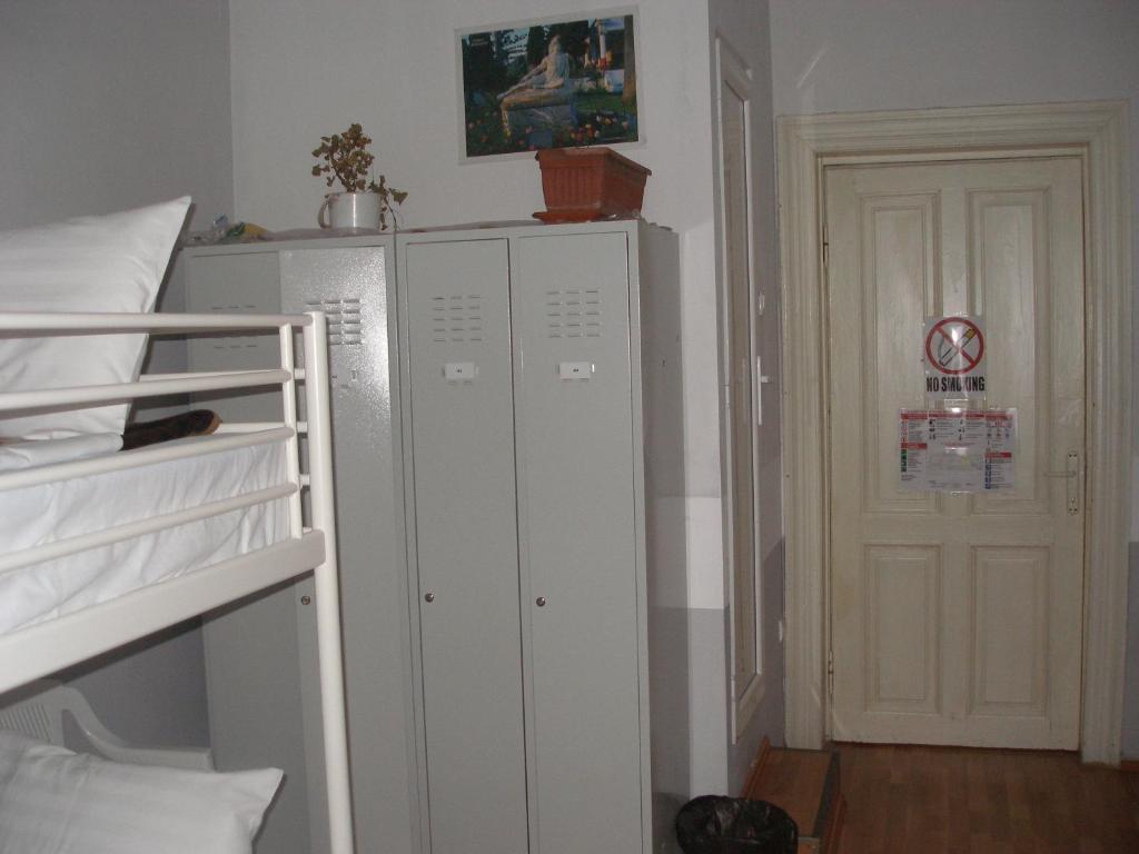 Kretan Hostel Bukarest Rum bild