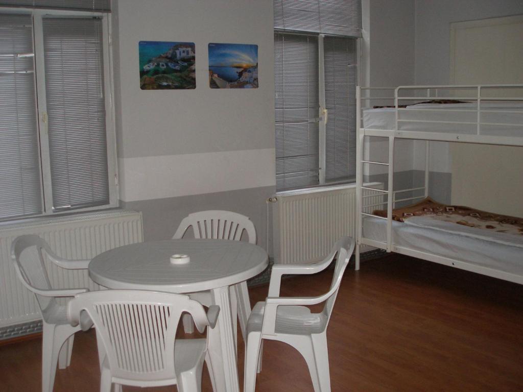 Kretan Hostel Bukarest Rum bild